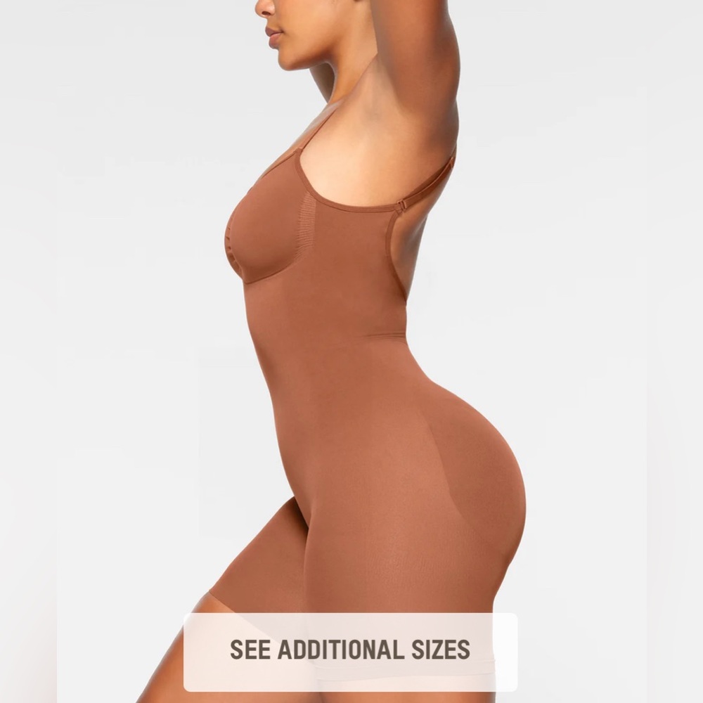 BRAND NEW-SKIMS SEAMLESS SCULPT
LOW BACK MID THIGH BODYSUIT